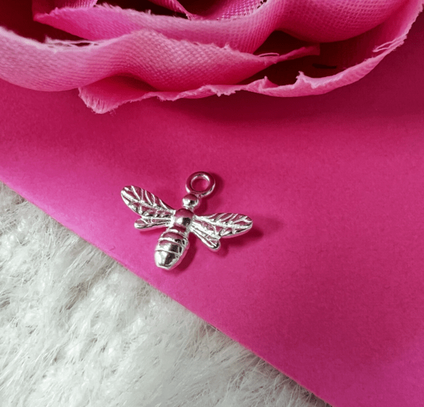 buzzing beauty bee